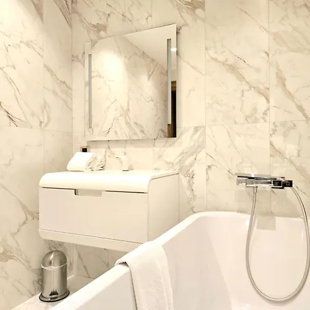 Elegant 3 Bedrooms 아파트 *