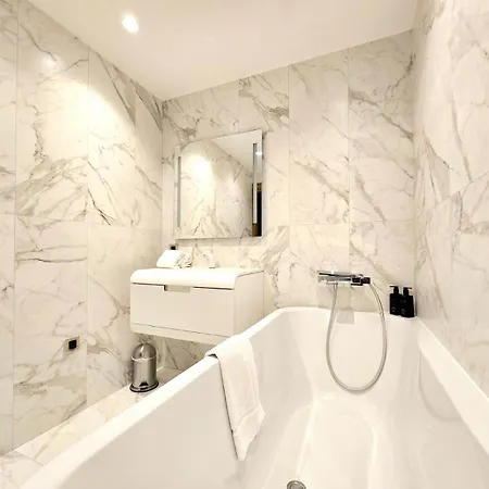 Elegant 3 Bedrooms 아파트