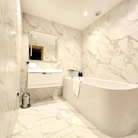 Elegant 3 Bedrooms 아파트 *