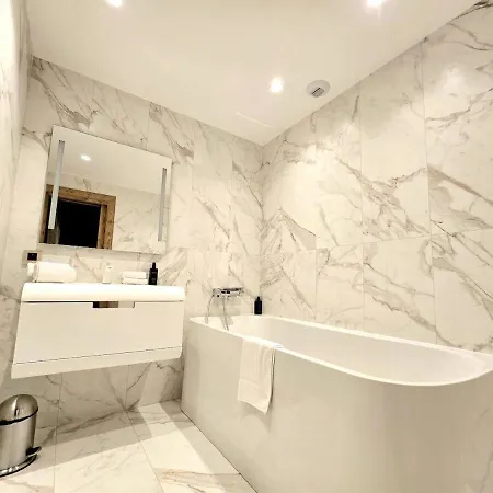 Elegant 3 Bedrooms Apartment *